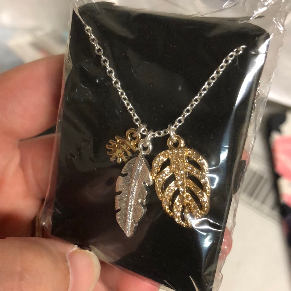 Avon leaf necklace❗️price drop❗️